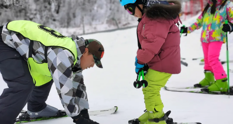 【南方雪国·地道神农4日】宜昌+神农坛+神农顶+木鱼镇+国际滑雪场+官门山+天生桥+宜昌解散+感受冬季神农架银装素裹的仙境画卷+4天3晚+8人精品团+2-8人私家团