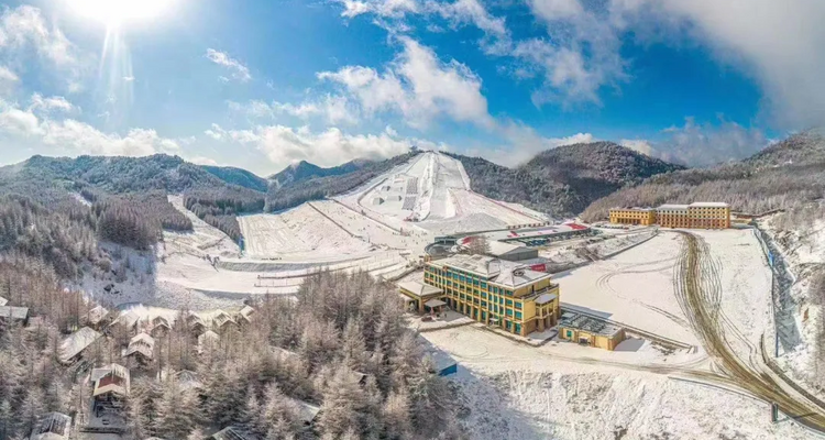 【南方雪国·地道神农4日】宜昌+神农坛+神农顶+木鱼镇+国际滑雪场+官门山+天生桥+宜昌解散+感受冬季神农架银装素裹的仙境画卷+4天3晚+8人精品团+2-8人私家团