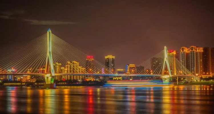 【南方雪国·地道神农4日】宜昌+神农坛+神农顶+木鱼镇+国际滑雪场+官门山+天生桥+宜昌解散+感受冬季神农架银装素裹的仙境画卷+4天3晚+8人精品团+2-8人私家团