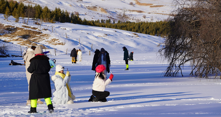 【乌兰布统冬·冰雪梦幻3日】春节特辑丨越野车穿越雪原+湖面冬捕+鄂温克驯鹿+多重冰雪体验+一价全含+赠送篝火烟花！