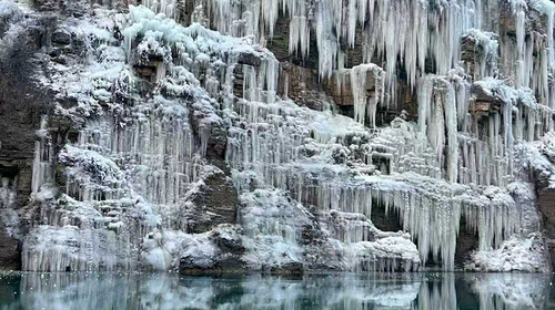 【行走河南·冰雪太行5日】春节特辑|登高祈福徒步33公里+冰蘑菇洞 +通天峡谷+石板岩古村落+中华雪松+太行冰挂圣诞树+殷墟博物院