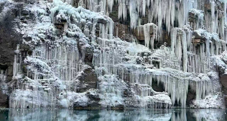 【行走河南·冰雪太行5日】春节特辑丨登高祈福徒步33公里+冰蘑菇洞 +通天峡谷+石板岩古村落+中华雪松+太行冰挂圣诞树+殷墟博物院