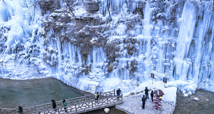 【行走河南·冰雪太行5日】春节特辑丨登高祈福徒步33公里+冰蘑菇洞 +通天峡谷+石板岩古村落+中华雪松+太行冰挂圣诞树+殷墟博物院