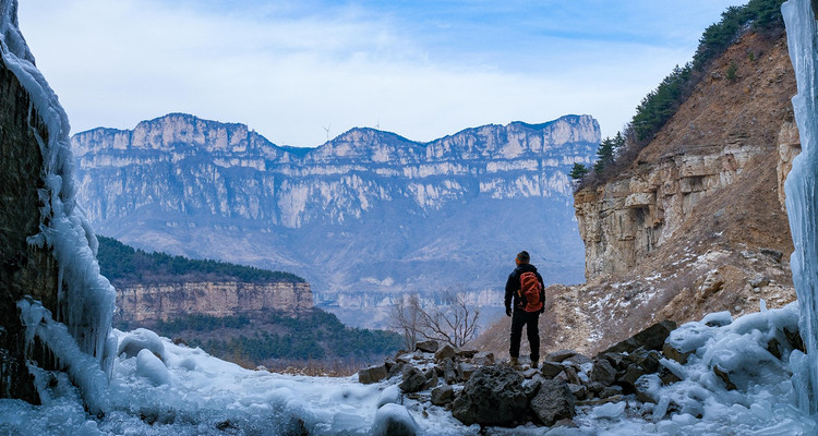 【行走河南·冰雪太行5日】春节特辑丨登高祈福徒步33公里+冰蘑菇洞 +通天峡谷+石板岩古村落+中华雪松+太行冰挂圣诞树+殷墟博物院