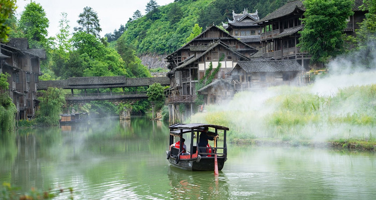 【遇见贵州·花海黔境7日】百里杜鹃+贵阳+黔西+乌江寨+赤水四洞沟+赤水大瀑布+佛光岩+十二背后双河洞+地下裂缝+摇橹船+非遗演出+2-8人小包团&8人拼团7日游