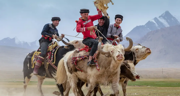 【绝色新疆·南疆塔莎杏花】木吉火山口 +塔莎古道+ 莎车古城 +班迪尔湖 +盘龙古道 +喀什 +大同乡+ 塔尔乡杏花7日游