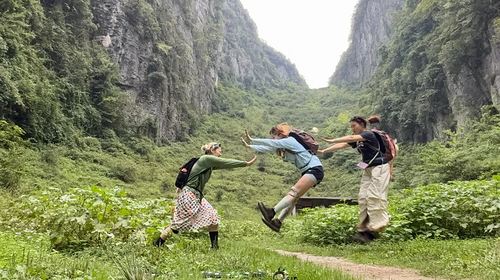 【地道恩施·徒步秘境4日】28KM轻徒步+绝壁朝东岩+百年古桥+秘境溶洞穿越土家摔碗酒+篝火晚会·摆手舞+峡谷烟花秀+4-16人精品团 +梯玛古道 4日之旅