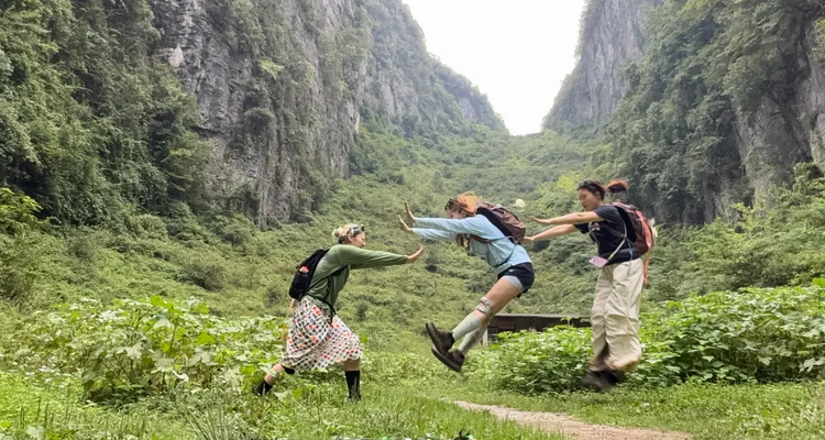 【地道恩施·徒步秘境4日】28KM轻徒步+绝壁朝东岩+百年古桥+秘境溶洞穿越土家摔碗酒+篝火晚会·摆手舞+峡谷烟花秀+4-16人精品团 +梯玛古道 4日之旅