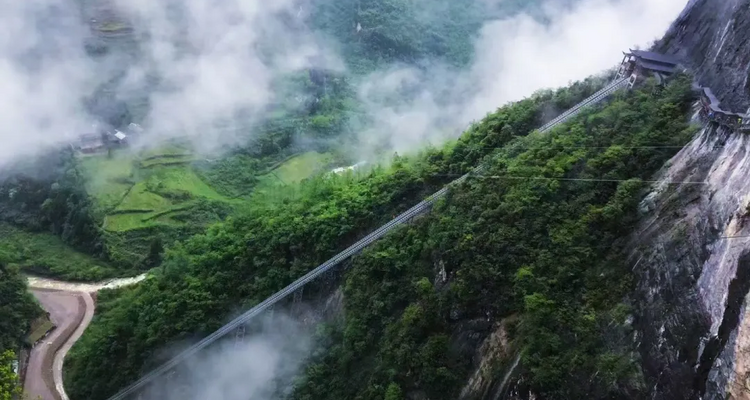 【地道恩施·徒步秘境4日】28KM轻徒步+绝壁朝东岩+百年古桥+秘境溶洞穿越土家摔碗酒+篝火晚会·摆手舞+峡谷烟花秀+4-16人精品团 +梯玛古道 4日之旅