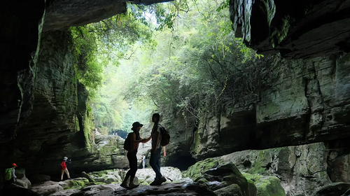 【地道恩施·徒步秘境4日】28KM轻徒步+绝壁朝东岩+百年古桥+秘境溶洞穿越土家摔碗酒+篝火晚会·摆手舞+峡谷烟花秀+4-16人精品团 +梯玛古道 4日之旅