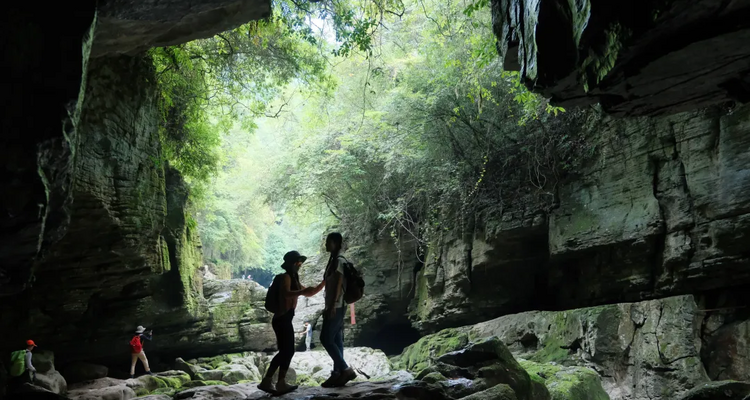 【地道恩施·徒步秘境4日】28KM轻徒步+绝壁朝东岩+百年古桥+秘境溶洞穿越土家摔碗酒+篝火晚会·摆手舞+峡谷烟花秀+4-16人精品团 +梯玛古道 4日之旅