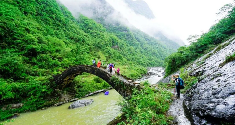 【地道恩施·徒步秘境4日】28KM轻徒步+绝壁朝东岩+百年古桥+秘境溶洞穿越土家摔碗酒+篝火晚会·摆手舞+峡谷烟花秀+4-16人精品团 +梯玛古道 4日之旅