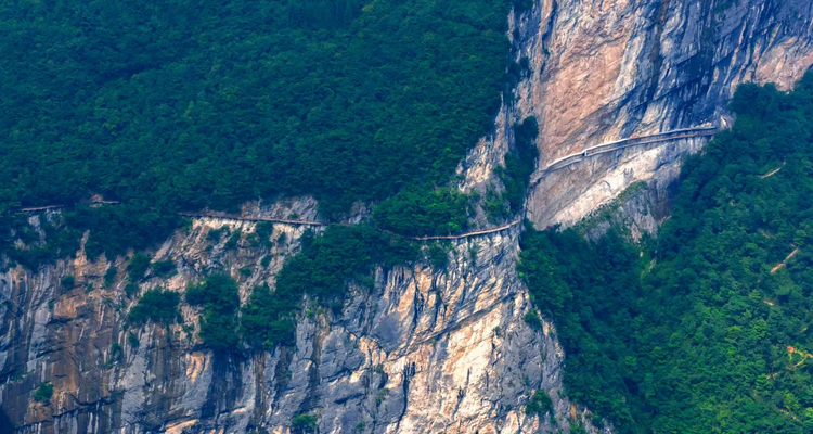 【地道恩施·徒步秘境4日】28KM轻徒步+绝壁朝东岩+百年古桥+秘境溶洞穿越土家摔碗酒+篝火晚会·摆手舞+峡谷烟花秀+4-16人精品团 +梯玛古道 4日之旅