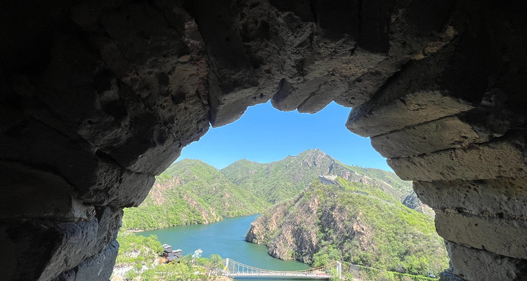 【北京一周一山·黄花城水长城】北京踏青好去处：春季限定的水长城，山花烂漫，融青山、碧水、长城于一体，颇有一番塞外景、江南风的韵味~