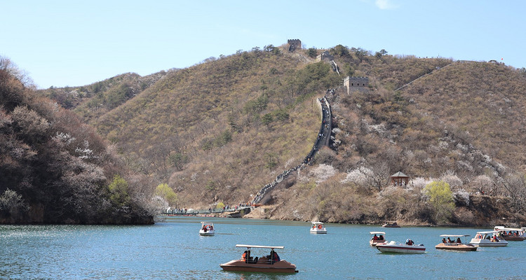 【北京一周一山·黄花城水长城】北京踏青好去处：春季限定的水长城，山花烂漫，融青山、碧水、长城于一体，颇有一番塞外景、江南风的韵味~