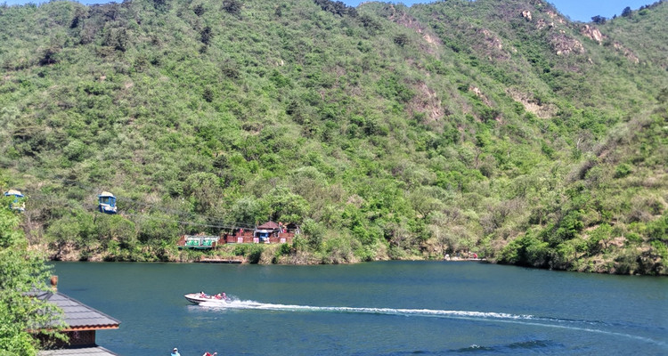 【北京一周一山·黄花城水长城】北京踏青好去处：春季限定的水长城，山花烂漫，融青山、碧水、长城于一体，颇有一番塞外景、江南风的韵味~