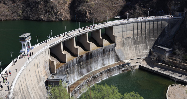 【北京一周一山·黄花城水长城】北京踏青好去处：春季限定的水长城，山花烂漫，融青山、碧水、长城于一体，颇有一番塞外景、江南风的韵味~