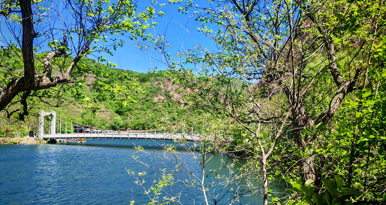 【北京一周一山·黄花城水长城】北京踏青好去处：春季限定的水长城，山花烂漫，融青山、碧水、长城于一体，颇有一番塞外景、江南风的韵味~