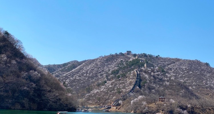 【北京一周一山·黄花城水长城】北京踏青好去处：春季限定的水长城，山花烂漫，融青山、碧水、长城于一体，颇有一番塞外景、江南风的韵味~