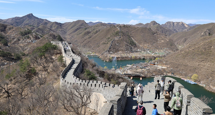 【北京一周一山·黄花城水长城】北京踏青好去处：春季限定的水长城，山花烂漫，融青山、碧水、长城于一体，颇有一番塞外景、江南风的韵味~