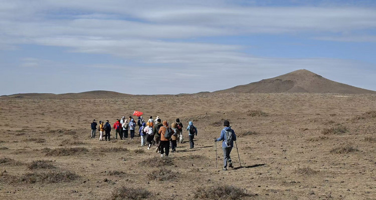 【行走内蒙·火山戈壁徒步3日】10KM乌兰哈达火山草原徒步+12KM大红山丹霞戈壁徒步+二连浩特中蒙国门+草原阿那亚涝利海8KM环湖徒步+38人舒适团