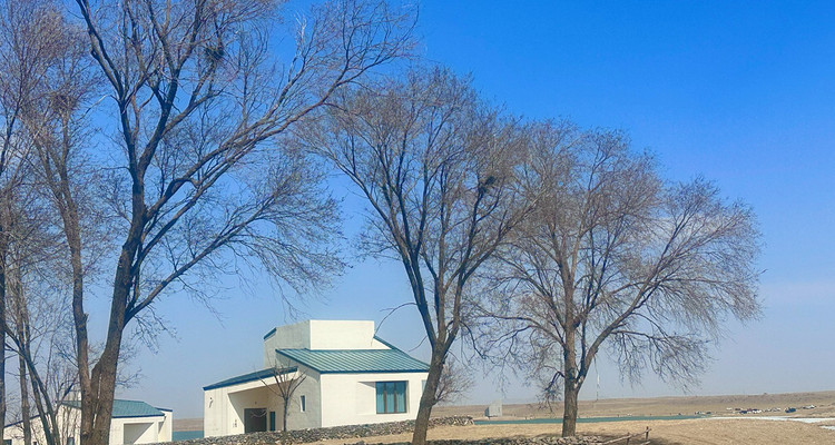 【行走内蒙·火山戈壁徒步3日】10KM乌兰哈达火山草原徒步+12KM大红山丹霞戈壁徒步+二连浩特中蒙国门+草原阿那亚涝利海8KM环湖徒步+38人舒适团