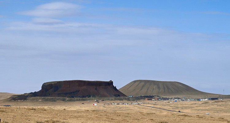 【行走内蒙·火山戈壁徒步3日】10KM乌兰哈达火山草原徒步+12KM大红山丹霞戈壁徒步+二连浩特中蒙国门+草原阿那亚涝利海8KM环湖徒步+38人舒适团