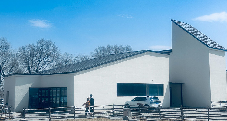 【行走内蒙·火山戈壁徒步3日】10KM乌兰哈达火山草原徒步+12KM大红山丹霞戈壁徒步+二连浩特中蒙国门+草原阿那亚涝利海8KM环湖徒步+38人舒适团