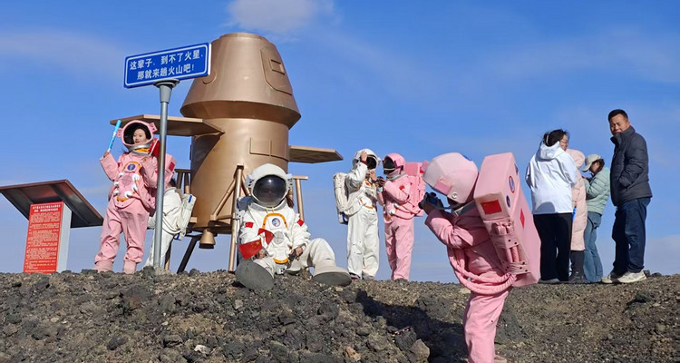 【行走内蒙·火山戈壁徒步3日】10KM乌兰哈达火山草原徒步+12KM大红山丹霞戈壁徒步+二连浩特中蒙国门+草原阿那亚涝利海8KM环湖徒步+38人舒适团