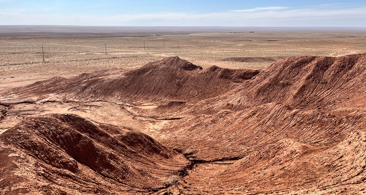 【行走内蒙·火山戈壁徒步3日】10KM乌兰哈达火山草原徒步+12KM大红山丹霞戈壁徒步+二连浩特中蒙国门+草原阿那亚涝利海8KM环湖徒步+38人舒适团