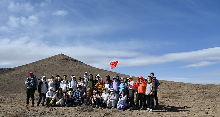 【行走内蒙·火山戈壁徒步3日】10KM乌兰哈达火山草原徒步+12KM大红山丹霞戈壁徒步+二连浩特中蒙国门+草原阿那亚涝利海8KM环湖徒步+38人舒适团