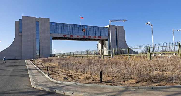 【行走内蒙·火山戈壁徒步3日】10KM乌兰哈达火山草原徒步+12KM大红山丹霞戈壁徒步+二连浩特中蒙国门+草原阿那亚涝利海8KM环湖徒步+38人舒适团