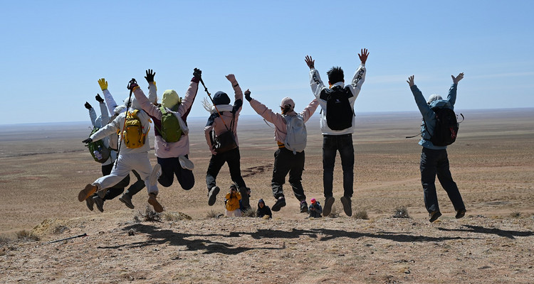 【行走内蒙·火山戈壁徒步3日】10KM乌兰哈达火山草原徒步+12KM大红山丹霞戈壁徒步+二连浩特中蒙国门+草原阿那亚涝利海8KM环湖徒步+38人舒适团