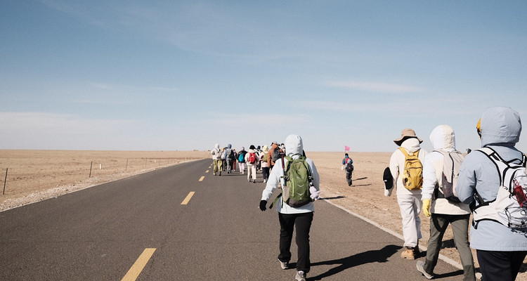 【行走内蒙·火山戈壁徒步3日】10KM乌兰哈达火山草原徒步+12KM大红山丹霞戈壁徒步+二连浩特中蒙国门+草原阿那亚涝利海8KM环湖徒步+38人舒适团