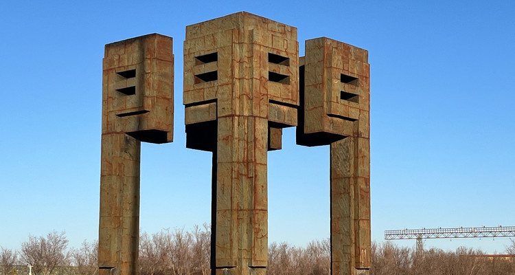 【行走内蒙·火山戈壁徒步3日】10KM乌兰哈达火山草原徒步+12KM大红山丹霞戈壁徒步+二连浩特中蒙国门+草原阿那亚涝利海8KM环湖徒步+38人舒适团