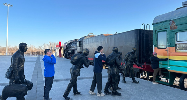 【行走内蒙·火山戈壁徒步3日】10KM乌兰哈达火山草原徒步+12KM大红山丹霞戈壁徒步+二连浩特中蒙国门+草原阿那亚涝利海8KM环湖徒步+38人舒适团