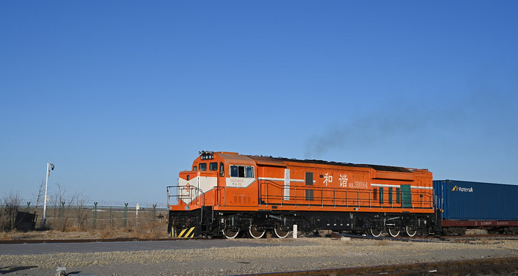 【行走内蒙·火山戈壁徒步3日】10KM乌兰哈达火山草原徒步+12KM大红山丹霞戈壁徒步+二连浩特中蒙国门+草原阿那亚涝利海8KM环湖徒步+38人舒适团