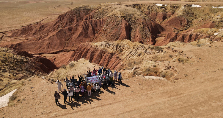 【行走内蒙·火山戈壁徒步3日】10KM乌兰哈达火山草原徒步+12KM大红山丹霞戈壁徒步+二连浩特中蒙国门+草原阿那亚涝利海8KM环湖徒步+38人舒适团