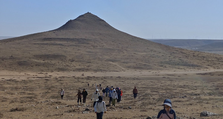 【行走内蒙·火山戈壁徒步3日】10KM乌兰哈达火山草原徒步+12KM大红山丹霞戈壁徒步+二连浩特中蒙国门+草原阿那亚涝利海8KM环湖徒步+38人舒适团