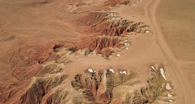 【行走内蒙·火山戈壁徒步3日】10KM乌兰哈达火山草原徒步+12KM大红山丹霞戈壁徒步+二连浩特中蒙国门+草原阿那亚涝利海8KM环湖徒步+38人舒适团
