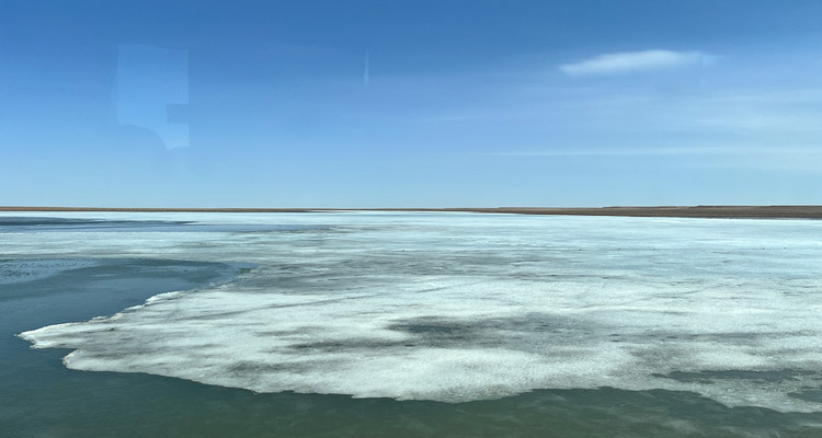 【行走内蒙·火山戈壁徒步3日】10KM乌兰哈达火山草原徒步+12KM大红山丹霞戈壁徒步+二连浩特中蒙国门+草原阿那亚涝利海8KM环湖徒步+38人舒适团