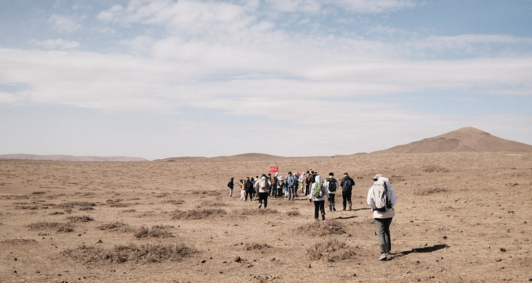 【行走内蒙·火山戈壁徒步3日】10KM乌兰哈达火山草原徒步+12KM大红山丹霞戈壁徒步+二连浩特中蒙国门+草原阿那亚涝利海8KM环湖徒步+38人舒适团