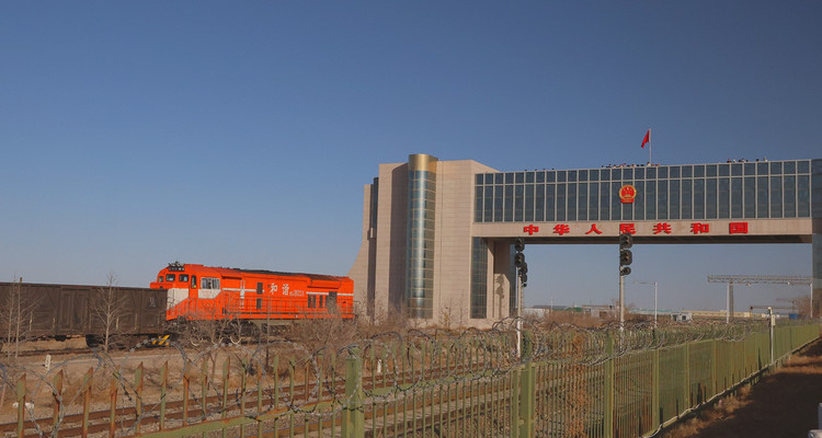 【行走内蒙·火山戈壁徒步3日】10KM乌兰哈达火山草原徒步+12KM大红山丹霞戈壁徒步+二连浩特中蒙国门+草原阿那亚涝利海8KM环湖徒步+38人舒适团