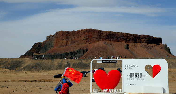 【行走内蒙·火山戈壁徒步3日】10KM乌兰哈达火山草原徒步+12KM大红山丹霞戈壁徒步+二连浩特中蒙国门+草原阿那亚涝利海8KM环湖徒步+38人舒适团