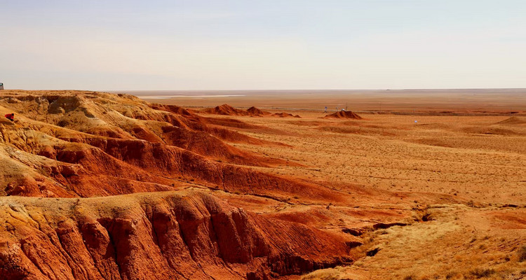 【行走内蒙·火山戈壁徒步3日】10KM乌兰哈达火山草原徒步+12KM大红山丹霞戈壁徒步+二连浩特中蒙国门+草原阿那亚涝利海8KM环湖徒步+38人舒适团
