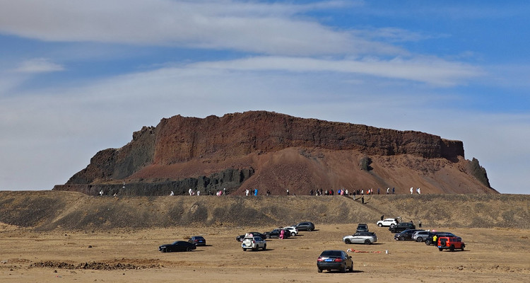 【行走内蒙·火山戈壁徒步3日】10KM乌兰哈达火山草原徒步+12KM大红山丹霞戈壁徒步+二连浩特中蒙国门+草原阿那亚涝利海8KM环湖徒步+38人舒适团