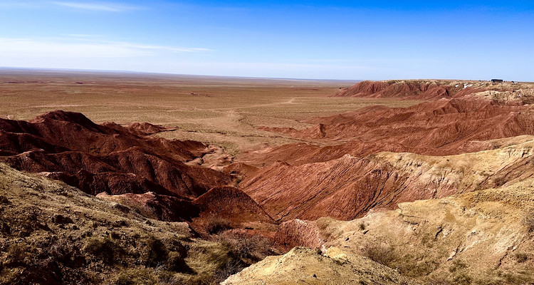 【行走内蒙·火山戈壁徒步3日】10KM乌兰哈达火山草原徒步+12KM大红山丹霞戈壁徒步+二连浩特中蒙国门+草原阿那亚涝利海8KM环湖徒步+38人舒适团