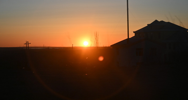 【行走内蒙·火山戈壁徒步3日】10KM乌兰哈达火山草原徒步+12KM大红山丹霞戈壁徒步+二连浩特中蒙国门+草原阿那亚涝利海8KM环湖徒步+38人舒适团