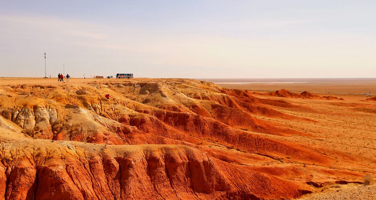 【行走内蒙·火山戈壁徒步3日】10KM乌兰哈达火山草原徒步+12KM大红山丹霞戈壁徒步+二连浩特中蒙国门+草原阿那亚涝利海8KM环湖徒步+38人舒适团
