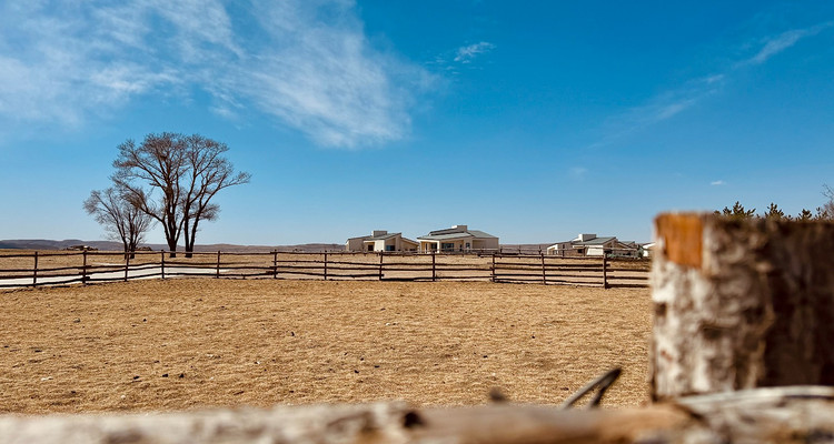 【行走内蒙·火山戈壁徒步3日】10KM乌兰哈达火山草原徒步+12KM大红山丹霞戈壁徒步+二连浩特中蒙国门+草原阿那亚涝利海8KM环湖徒步+38人舒适团